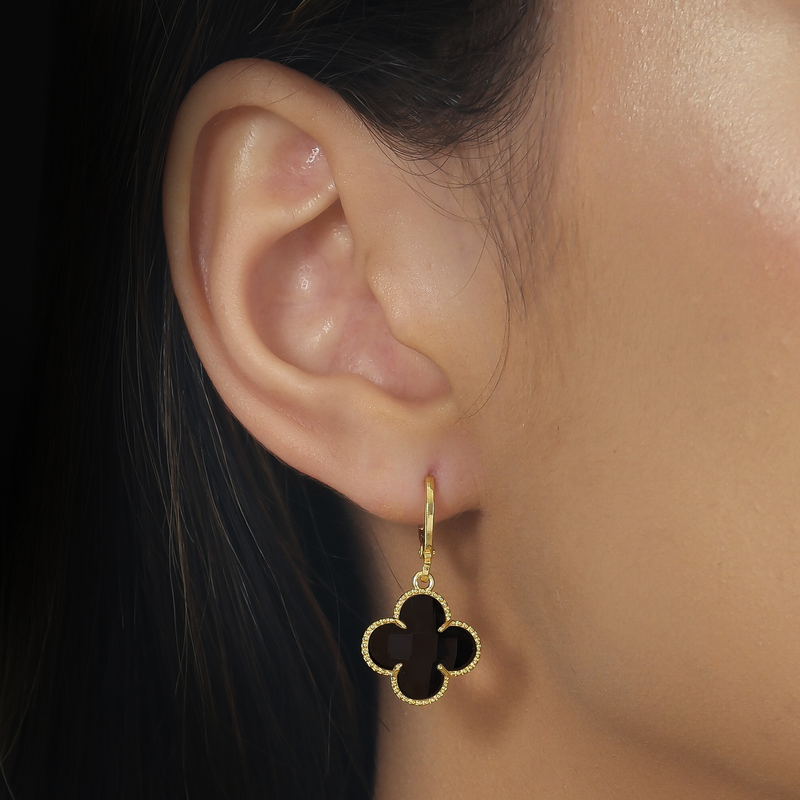Brinco Dourado de Trevo com Zircônia Preta - FRENÉTICA