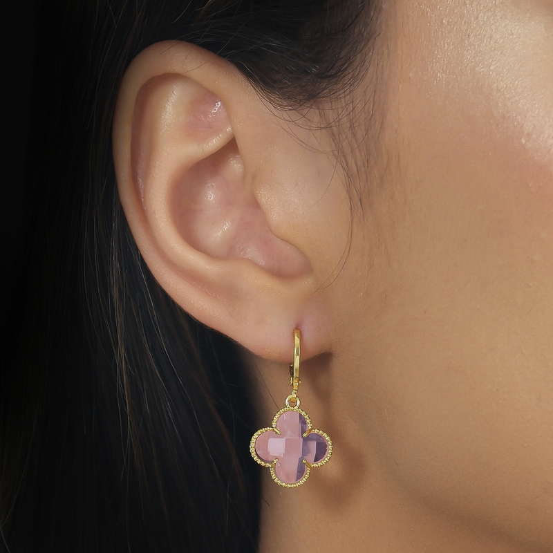 Brinco Dourado de Trevo com Zircônia Rosa - FRENÉTICA