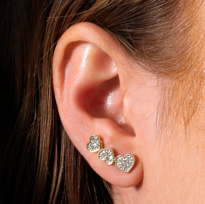 Brinco Dourado Ear Cuff de Coração com Zircônia - FRENÉTICA